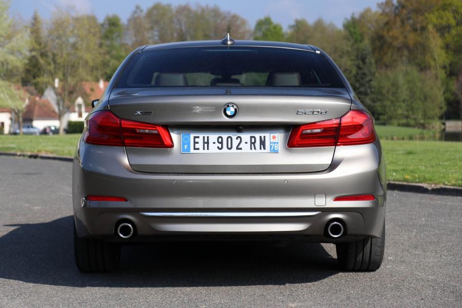  BMW 520d xDrive Sedan Luxury Line 2017 года  (WW) (фото 12 из 21)